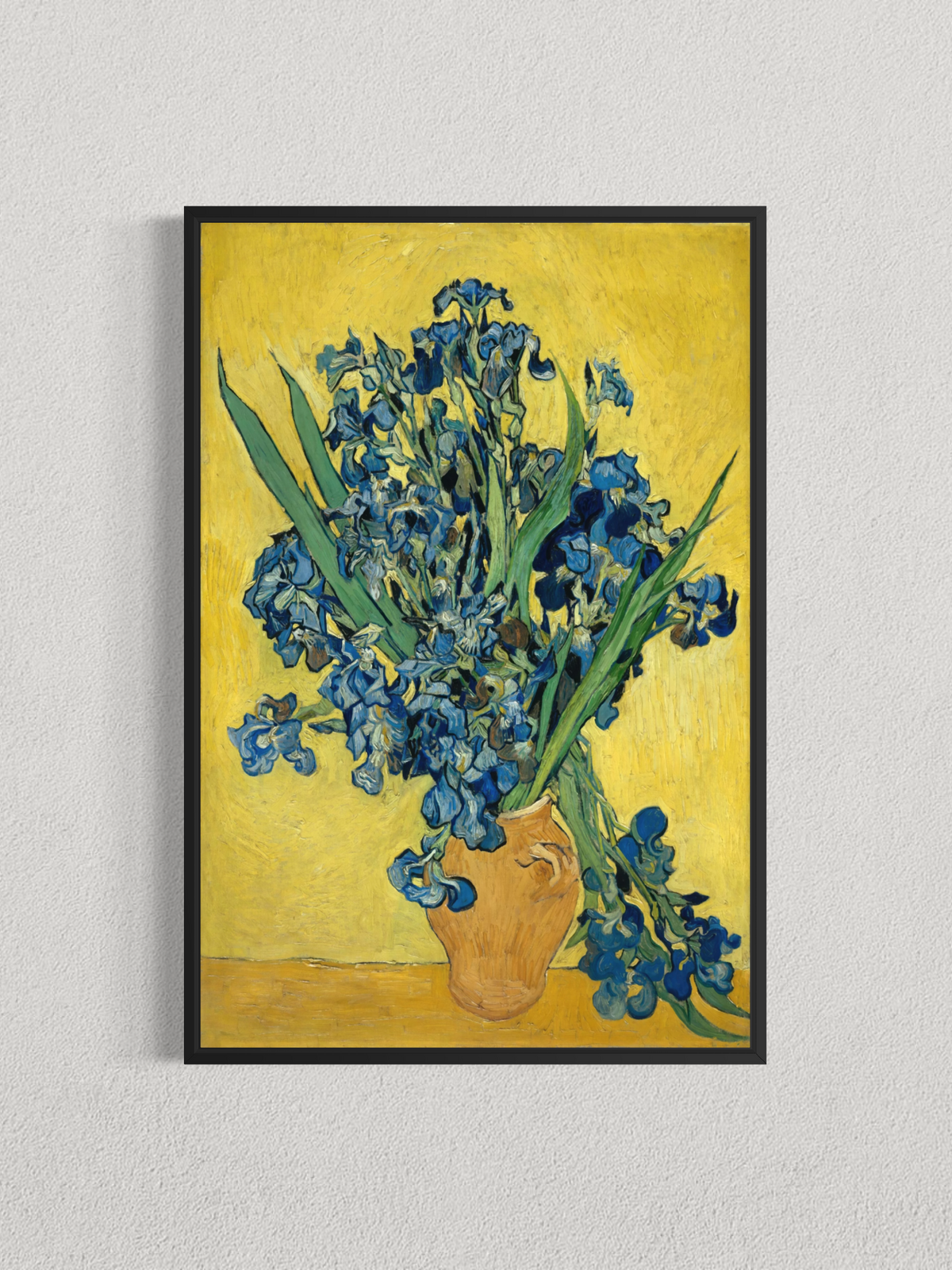Iris bleus sur fond jaune – Affiche d’art postimpressionniste