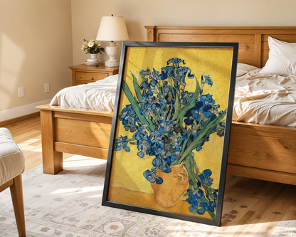 Iris bleus sur fond jaune – Affiche d’art postimpressionniste